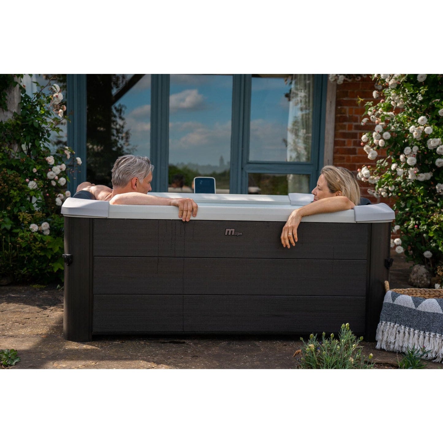 MSpa Oslo Hot Tub - 2200W Heater | 6 Person Frame Spa | F-OS063W