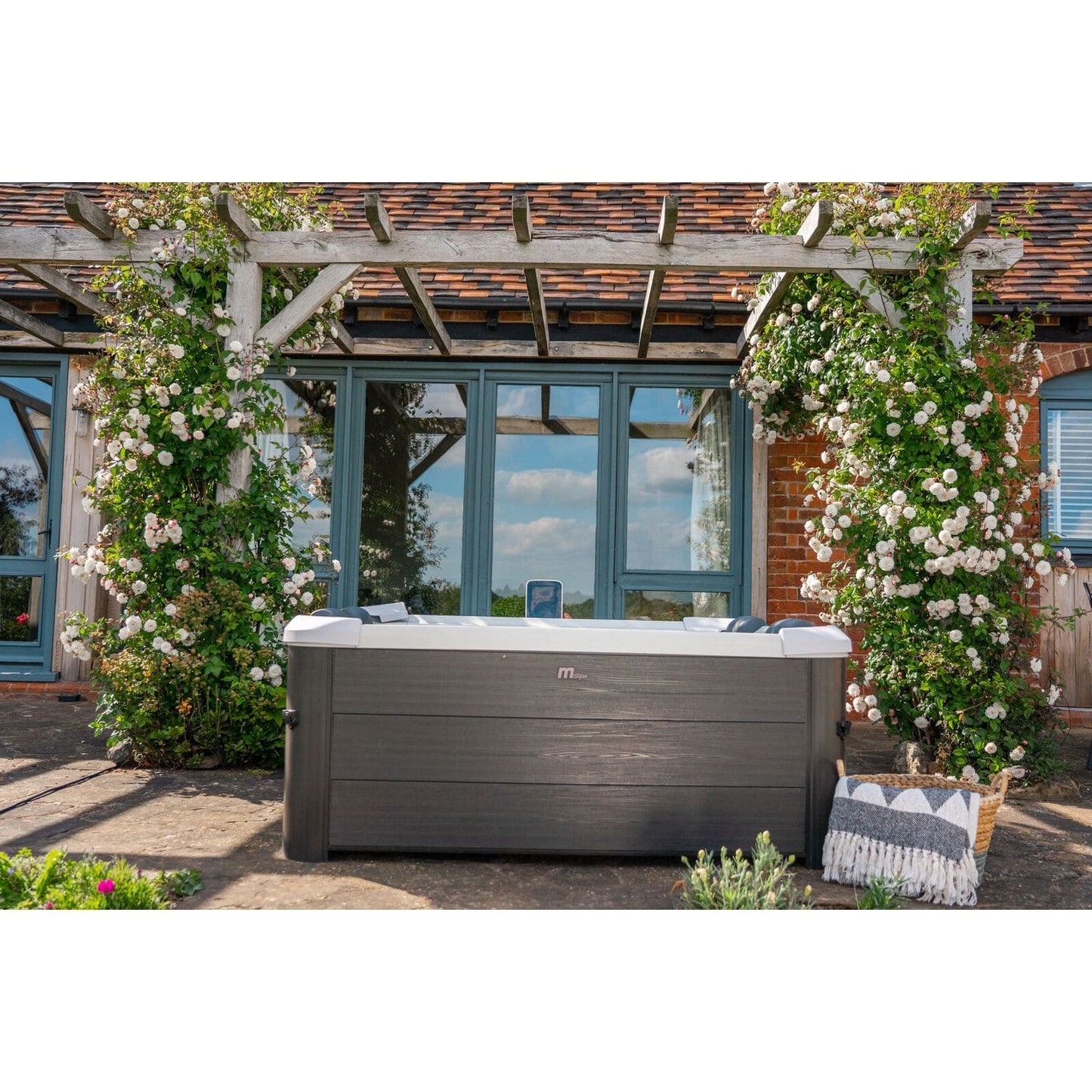 MSpa Oslo Hot Tub - 2200W Heater | 6 Person Frame Spa | F-OS063W
